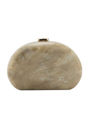 Piccola pochette rigida beige marmorizzata con forma arrotondata e chiusura a scatto dorata sulla parte superiore.