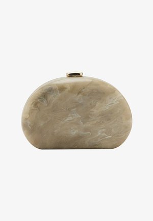 Pequeño bolso de mano rígido de concha dura, beige con efecto marmoleado, de forma redondeada y cierre con broche dorado en la parte superior.