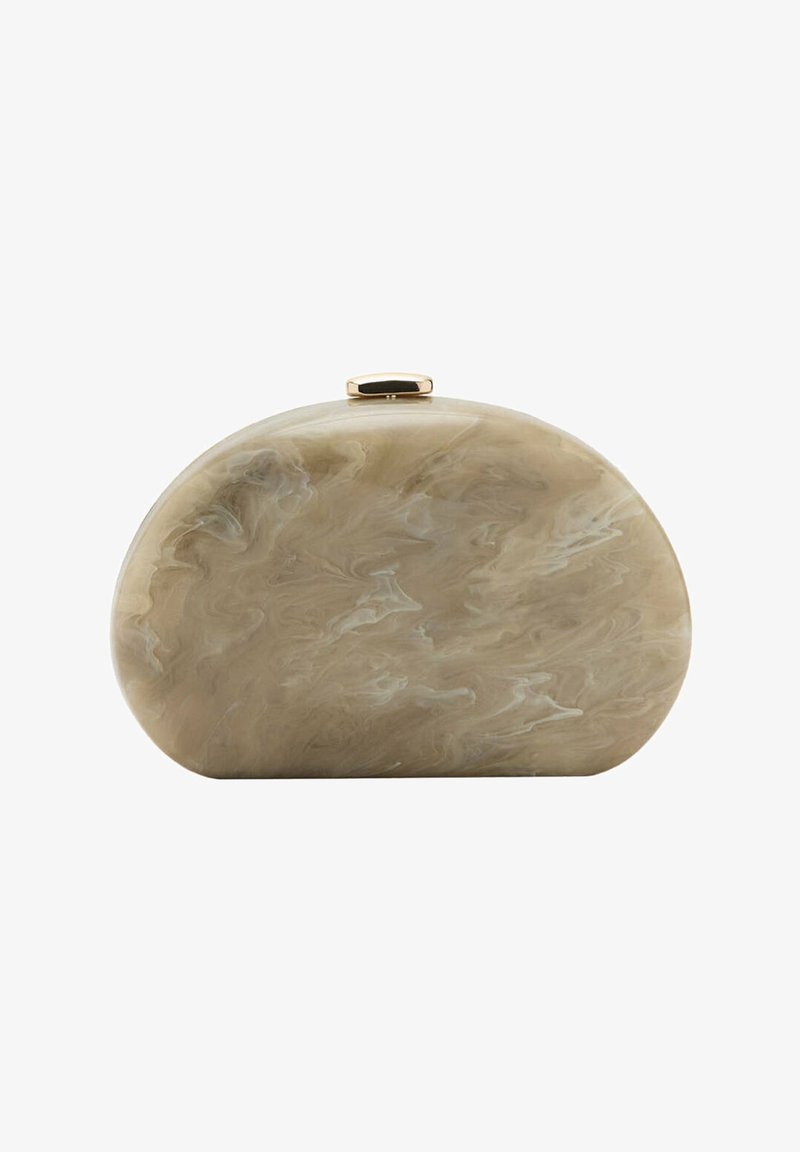 Petit sac pochette rigide beige marbré avec une forme arrondie et une fermeture à clip dorée sur le dessus.