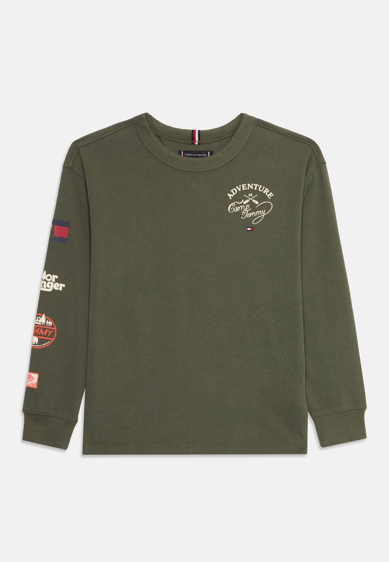 Donkergroen, lange mouwen shirt met de tekst "Avontuur bij Kamp Tommy" en kleine logo's op de borst en mouw, ronde hals, van katoen.