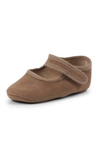 Zapato de bebé de ante marrón con punta redonda, correas elásticas en la parte superior y una suela blanda y flexible, diseñado para la comodidad y facilidad de uso.