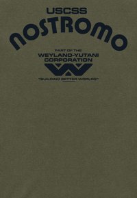 Camiseta verde oliva con estampado azul oscuro, con texto que dice "USCSS Nostromo", "Weyland-Yutani Corporation" y el eslogan "Construyendo Mundos Mejores."