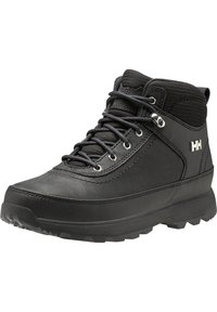 Černá voděodolná turistická bota s vysokým kotníkem, textured fabric svršek, kovové očka a robustní gumová podešev pro trakci.