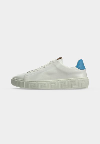 Λευκό παπούτσι τύπου sneaker χαμηλού κόψιμου με λευκά κορδόνια, μπλε λουράκι στη φτέρνα και σχεδιασμένη σόλα με γεωμετρικό μοτίβο λαβύρινθου.