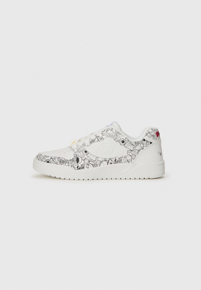 Weiße Sneakers mit kunstvollen schwarzen Kritzelmustern, sichtbarem Logo und bunten Akzenten an den Schnürsenkeln. Seitenansicht vor einem schlichten Hintergrund.