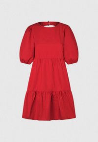 Vestido de algodón rojo con escote redondo, mangas abullonadas y falda de capas. Incluye un cierre de botón en la parte posterior y una textura suave.