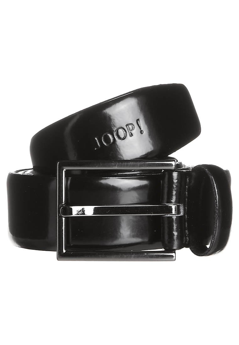 Cinturón de charol negro con un acabado brillante, que presenta una hebilla metálica plateada y el logo grabado "JOOP!" en la correa.