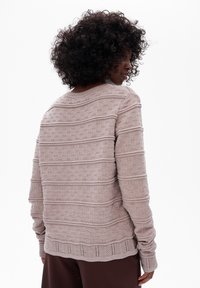Jasno taupe'owy sweter z dzianiny z poziomymi paskami i teksturowanymi wzorami. Rybkowane mankiety i dół dodają szczegółów do luźnego kroju.
