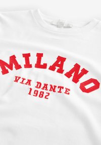 Witte katoenen t-shirt met rode geborduurde tekst "MILANO VIA DANTE 1982," met een klassiek ronde hals ontwerp.