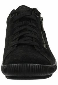 Czarne zamszowe trampki z okrągłym noskiem, płaską czarną gumową podeszwą, sznurowanym przodem oraz bocznym zamkiem błyskawicznym. Gładka faktura z minimalnymi akcentami.