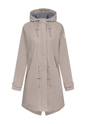 Chaqueta impermeable beige con capucha, cintura ajustable con cordón y forro a rayas. Presenta mangas raglán y bolsillos frontales. Textura suave.