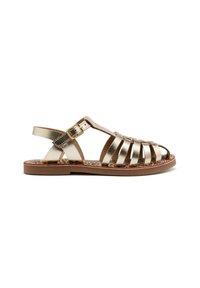 Sandali strappy metallici oro con suola piatta, dotati di fibbia regolabile e soletta in stampa leopardata testurizzata. Design con punta aperta.