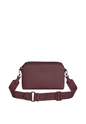 Kleine rechthoekige donkerbruine leren crossbodytas met verstelbare riem en twee ritssluitingen, merknaam subtiel geperst aan de voorkant.