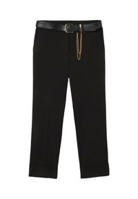 Pantalones negros a medida con una textura suave, que cuentan con una cintura ancha, cinturón de cuero y un detalle de cadena dorada en el lateral.