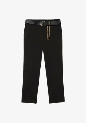 Zwarte op maat gemaakte broek met een gladde textuur, voorzien van een brede tailleband, leren riem en een gouden kettingaccent aan de zijkant.