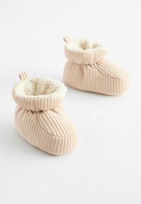 Ljust rosa ribbade babybooties med mjukt krämfärgat fleecefoder, med en vikbar manschett och en liten ögla för enkel påtagning.
