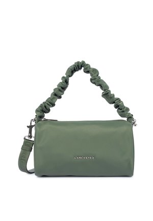 Sac à main vert Lancaster avec poignée courte froncée et bandoulière longue amovible sur fond blanc.