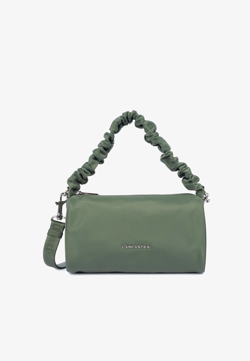 Sac à main vert Lancaster avec poignée courte froncée et bandoulière longue amovible sur fond blanc.
