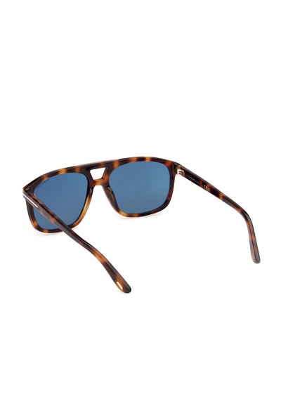 Rektangulære solbriller i skildpaddeskal med blåtonede brilleglas og et lille trekantet udsnit på broen, vist i en vinkel.