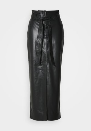 Μαύρη δερμάτινη φούστα με ψηλή μέση, λεπτομέρεια με ζώνη και ίσια γραμμή. Διαθέτει διακριτική γυαλάδα και εμπρόσθια σχισμή για ευκολία στην κίνηση.