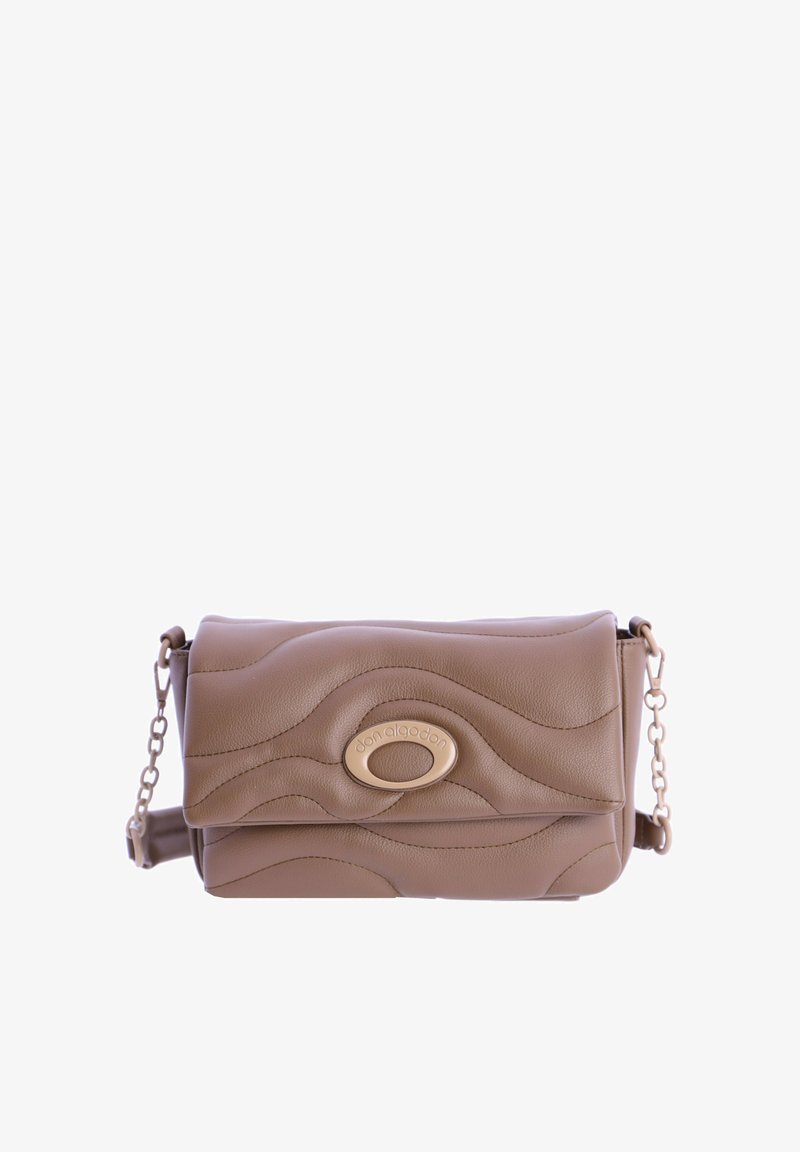 Bolso de cuero marrón con un patrón ondulado, que presenta un cierre con un logo en tono dorado y una correa de cadena para mayor versatilidad.