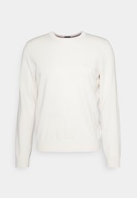 Suéter blanco de manga larga y cuello redondo con un sutil logo "BOSS" bordado en el pecho, presentado sobre un fondo liso.
