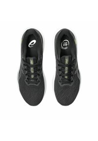 Een paar zwarte ASICS hardloopschoenen met witte zolen, bovenaanzicht, met mesh stof, veters en geprinte binnenzolen.