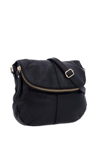 Musta nahkainen olkalaukku, jossa on kääntyvä kansi, kultaiset vetoketjut ja säädettävä olkahihna. Pinta on teksturoitu ja pehmeä.