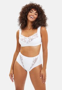 Ensemble de lingerie blanche comprenant un soutien-gorge à larges bretelles orné de dentelle et une culotte taille haute, tous deux mettant en valeur des accents en dentelle florale.