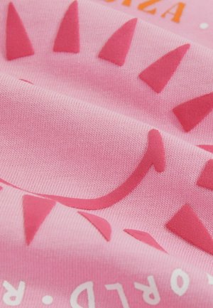 Rosa Stoff mit erhabenen grafischen Elementen. Enthält ein lächelndes Design und dreieckige Akzente in einem helleren Rosa. Weiche, strukturierte optische Erscheinung.