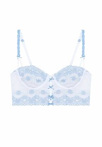 Bralet din dantelă albă cu broderie florală bleu deschis, margini ondulate și fundițe decorative la centru și pe bretele.