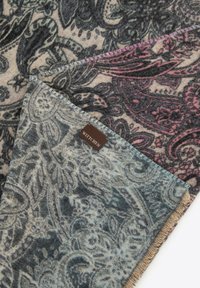Écharpe en laine avec un motif paisley en bleu, gris et bordeaux, avec des bords à franges ; étiquetée avec une étiquette marron portant l'inscription "Wittchen."