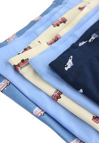 Fram för barnskjortor i ljusblått, mörkblått och krämfärgat, med små tryck av brandbilar och polisfordon, i bomullsmaterial.