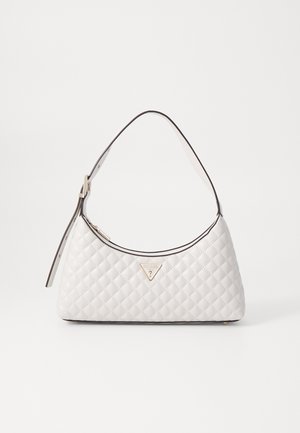 Borsa bianca trapuntata con tracolla curva, caratterizzata da dettagli in metallo dorato e un bordo nero lungo il margine. Placca con logo sulla parte anteriore.