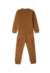 Brązowy sweter i pasujące dresy wykonane z miękkiego materiału, z elastycznymi mankietami i kieszeniami cargo w spodniach. Gładka tekstura na całej powierzchni.
