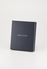 Tamsiai mėlyna kvadratinė dėžutė su matinio paviršiaus apdaila, kurioje centre priekyje yra balta užrašas "PIER•ONE".