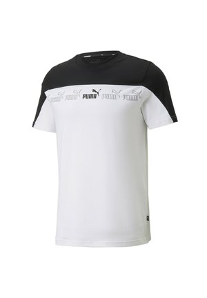 T-shirt à manches courtes avec un panneau supérieur noir, un corps blanc, arborant le logo et le nom "PUMA" en motif répétitif sur la poitrine.
