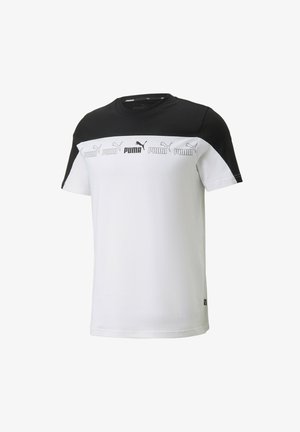 T-shirt à manches courtes avec un panneau supérieur noir, un corps blanc, arborant le logo et le nom "PUMA" en motif répétitif sur la poitrine.