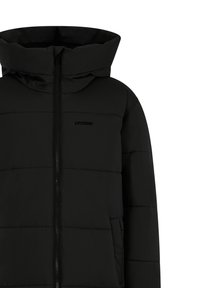 Zwarte pufferjack met een hoge kraag, voorkantsluiting en twee zijzakken. Beschikt over een gestikt ontwerp en een subtiele logo op de borst.