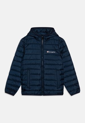 Donkerblauw gewatteerd jack met rits aan de voorkant, verstelbare capuchon en twee zijzakken. Voorzien van horizontale stiksels en een logo op de borst.