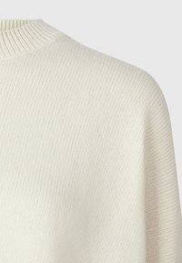 Světle béžový svetr s žebrovanou texturou, kulatým výstřihem a spadlými rameny. Měkká tkanina, hladký povrch a minimalistický design.