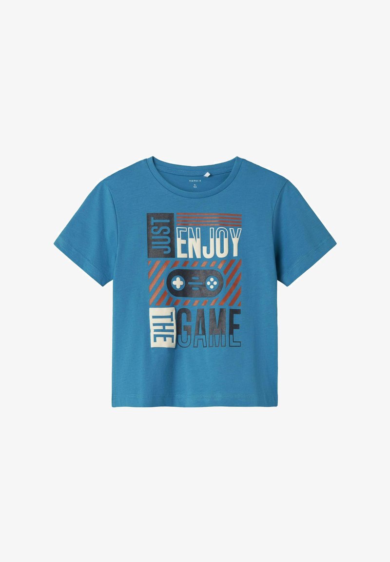 Camiseta de algodón azul con manga corta, que presenta una impresión gráfica en varios colores con el texto "SIMPLEMENTE DISFRUTA DEL JUEGO" con un motivo de controlador de juego.