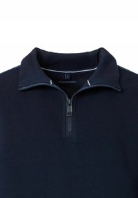 Marineblauer Pullover mit Reißverschlusskragen, strukturiertem Gewebe und kontrastierenden hellblauen Streifen an den Schultern. Markenlabel sichtbar.