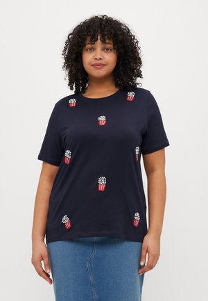 Marineblå bomulds t-shirt med broderede popcornbøtte designs i rød og hvid. Rund halsudskæring og korte ærmer. Glat tekstur.