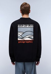Black sweatshirt featuring a graphic design with blue waves and text "NAPAPIJRI" and "geographic" in orange. Ribbed neck and cuffs.