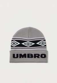 Gorro de malha cinza com padrão de diamante preto e branco e texto preto "UMBRO" na aba dobrada, sobre fundo branco.