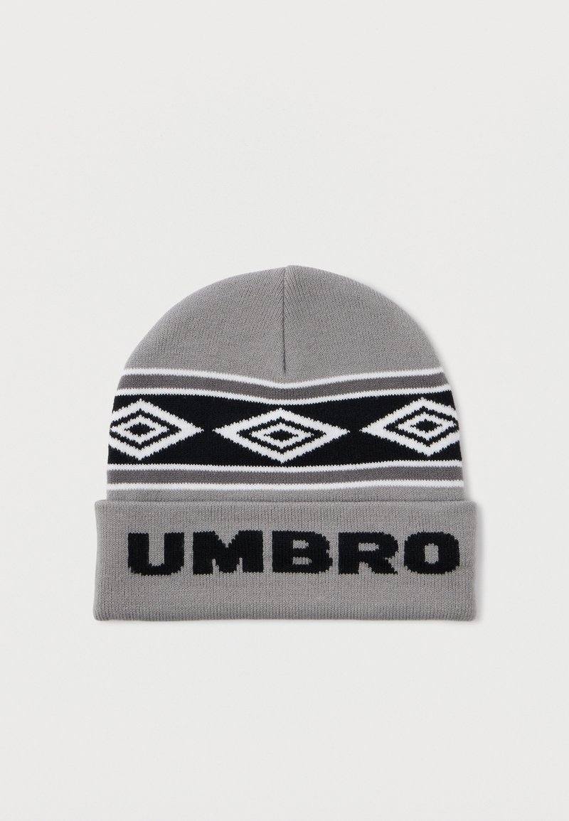 Gorro de malha cinza com padrão de diamante preto e branco e texto preto "UMBRO" na aba dobrada, sobre fundo branco.