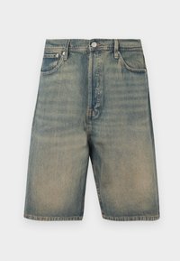 Shorts de mezclilla, color azul desgastado, diseño de tiro alto, estilo de cinco bolsillos, con herrajes de metal y acentos de costura visibles.