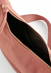 Next SLING - Taška s příčným popruhem - rose pink