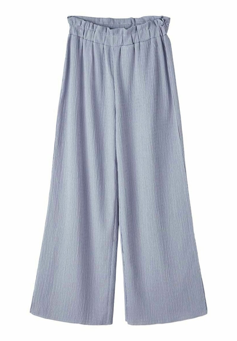 Pantalon large bleu clair en tissu texturé avec une taille élastiquée froncée, présenté à plat sur fond blanc.